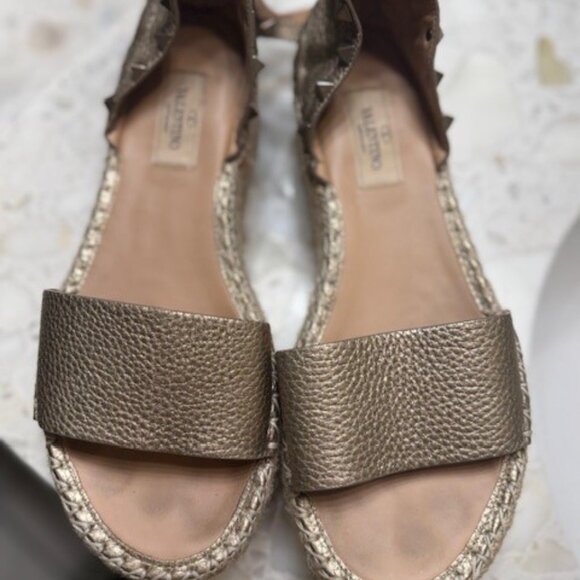 Valentino Gold Sandals Elegant Metallic Design - Picture 3 of 3